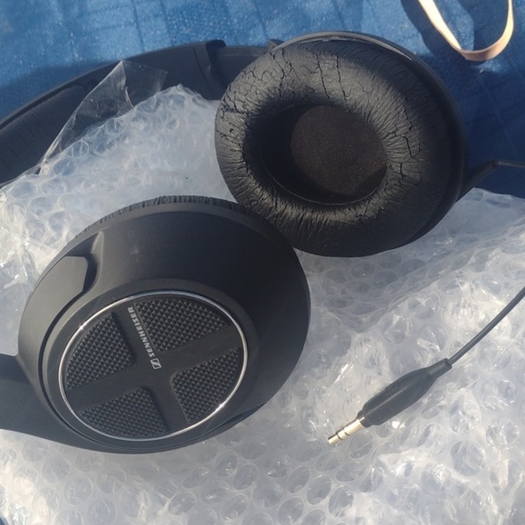 - Sennheiser Black Over-Ear Wired Headphones - Picture 2 of 3